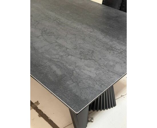 Стол YOAKIM 180 цвет 1704 Темно-серый мрамор, керамика / Темно-серый каркас, ®DISAUR, изображение 5 | Интернет магазин мебели и декора LifeDekor