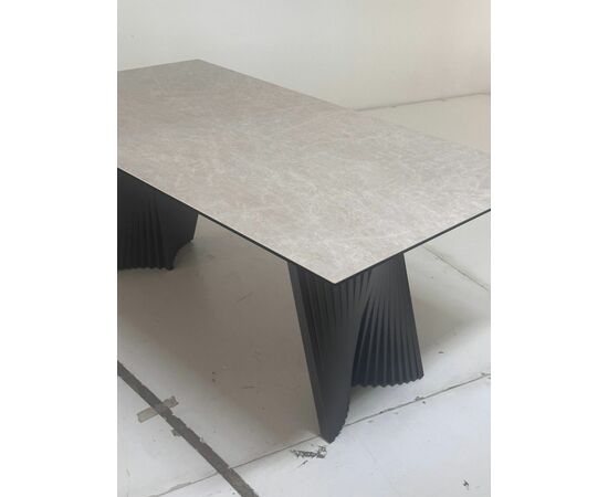 Стол YOAKIM 180 TL-102 Бежевый мрамор, испанская керамика / Темно-серый каркас, ®DISAUR, изображение 3 | Интернет магазин мебели и декора LifeDekor