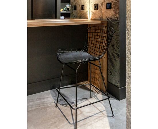 Стул полубарный с низкой спинкой Bertoia черный с черной подушкой, изображение 3 | Интернет магазин мебели и декора LifeDekor