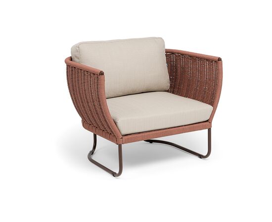 "Фиджи" кресло плетеное из роупа, каркас алюминий коричневый (RAL8016) муар, роуп красный (8372) круглый tex, ткань Mossle бежевая, изображение 2 | Интернет магазин мебели и декора LifeDekor