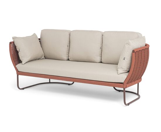 "Фиджи" диван 3-местный плетеный из роупа, каркас алюминий коричневый (RAL8016) муар, роуп красный (8372) круглый tex, ткань Mossle бежевая | Интернет магазин мебели и декора LifeDekor