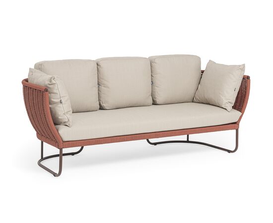 "Фиджи" диван 3-местный плетеный из роупа, каркас алюминий коричневый (RAL8016) муар, роуп красный (8372) круглый tex, ткань Mossle бежевая, изображение 2 | Интернет магазин мебели и декора LifeDekor