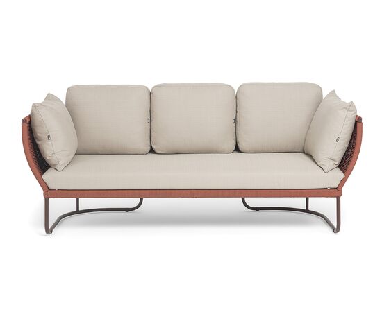 "Фиджи" диван 3-местный плетеный из роупа, каркас алюминий коричневый (RAL8016) муар, роуп красный (8372) круглый tex, ткань Mossle бежевая, изображение 3 | Интернет магазин мебели и декора LifeDekor