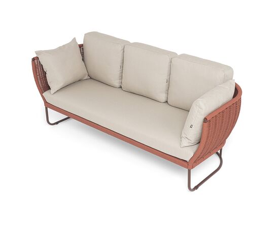 "Фиджи" диван 3-местный плетеный из роупа, каркас алюминий коричневый (RAL8016) муар, роуп красный (8372) круглый tex, ткань Mossle бежевая, изображение 4 | Интернет магазин мебели и декора LifeDekor