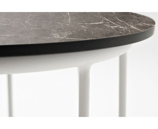 "Эквадор" журнальный стол из HPL круглый Ø40 H55, каркас из алюминия белый муар, цвет столешницы "серый мрамор", изображение 2 | Интернет магазин мебели и декора LifeDekor
