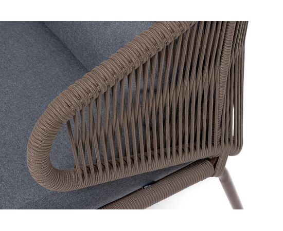 "Милан" диван 2-местный плетеный из роупа, каркас алюминий коричневый (RAL8016) муар, роуп коричневый круглый, ткань темно-серая 027, изображение 2 | Интернет магазин мебели и декора LifeDekor